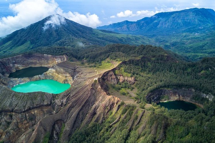 Gunung Kelimutu